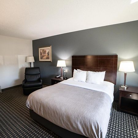 Quality Inn & Suites Watertown Near Prairie Lakes Ice Arena Extérieur photo