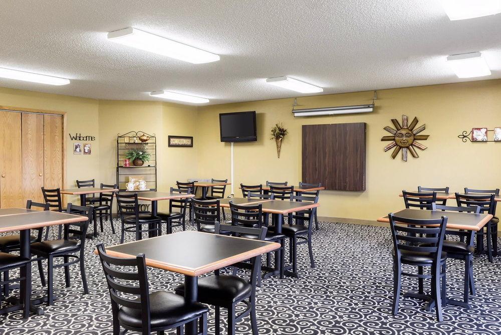 Quality Inn & Suites Watertown Near Prairie Lakes Ice Arena Extérieur photo