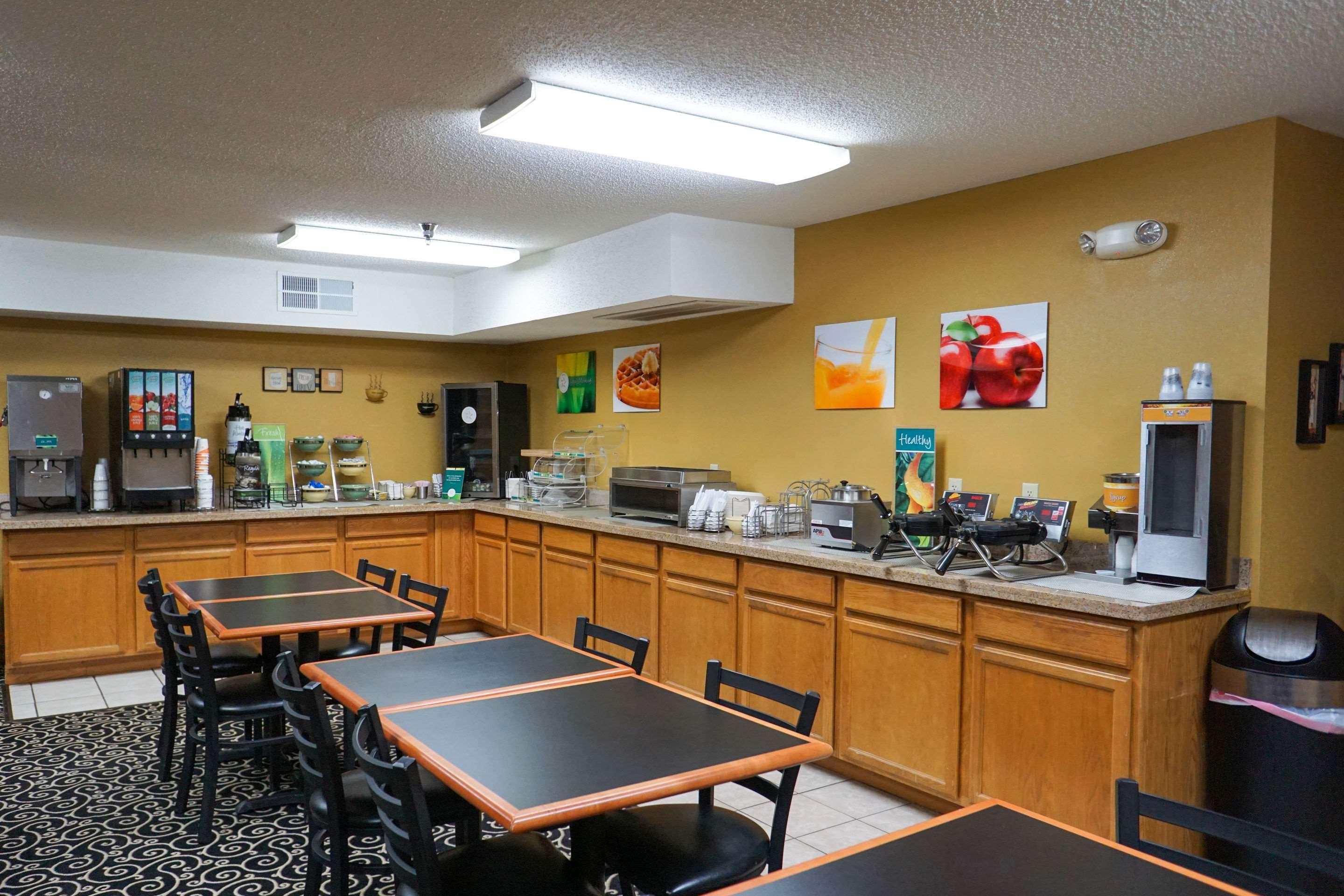 Quality Inn & Suites Watertown Near Prairie Lakes Ice Arena Extérieur photo