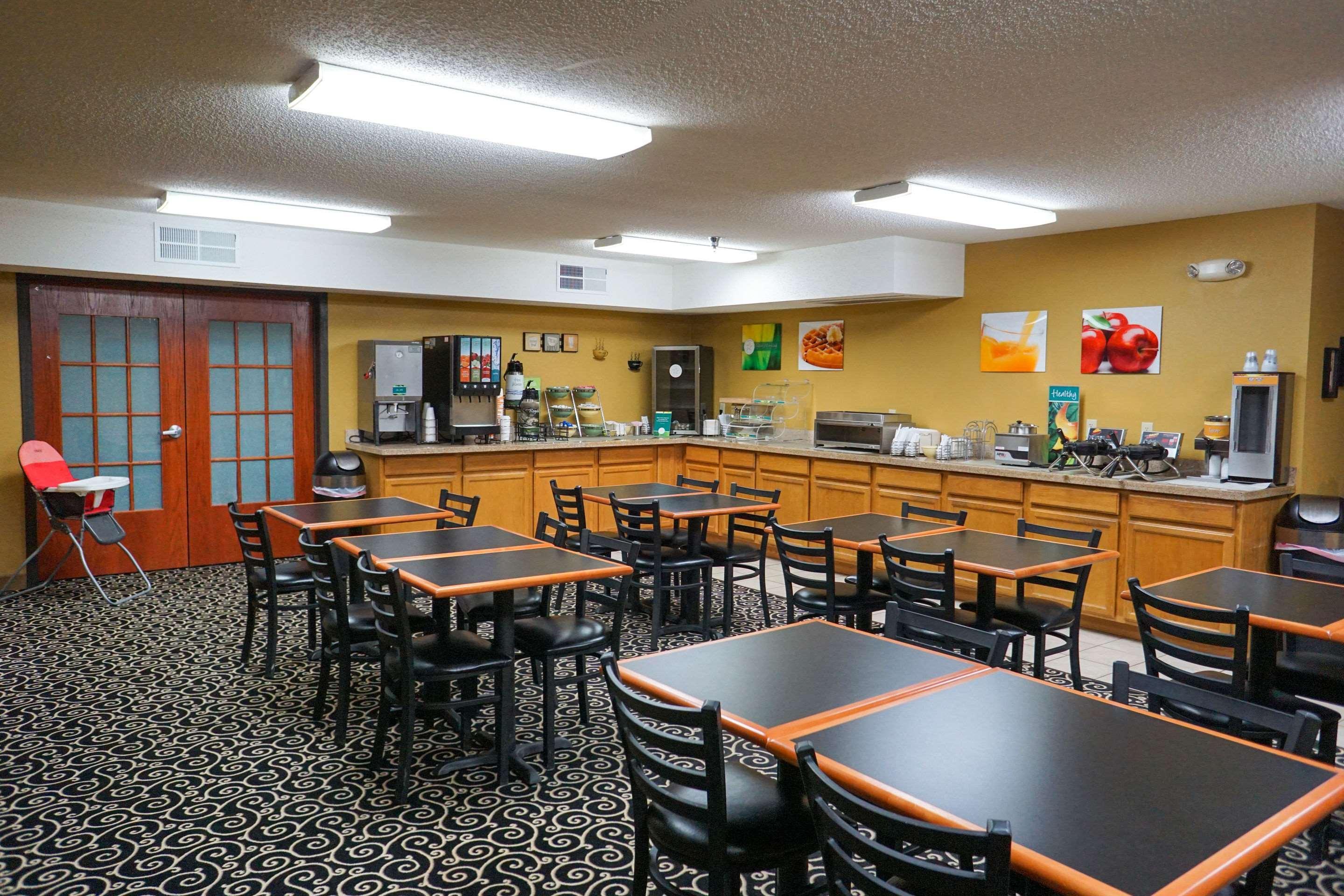 Quality Inn & Suites Watertown Near Prairie Lakes Ice Arena Extérieur photo
