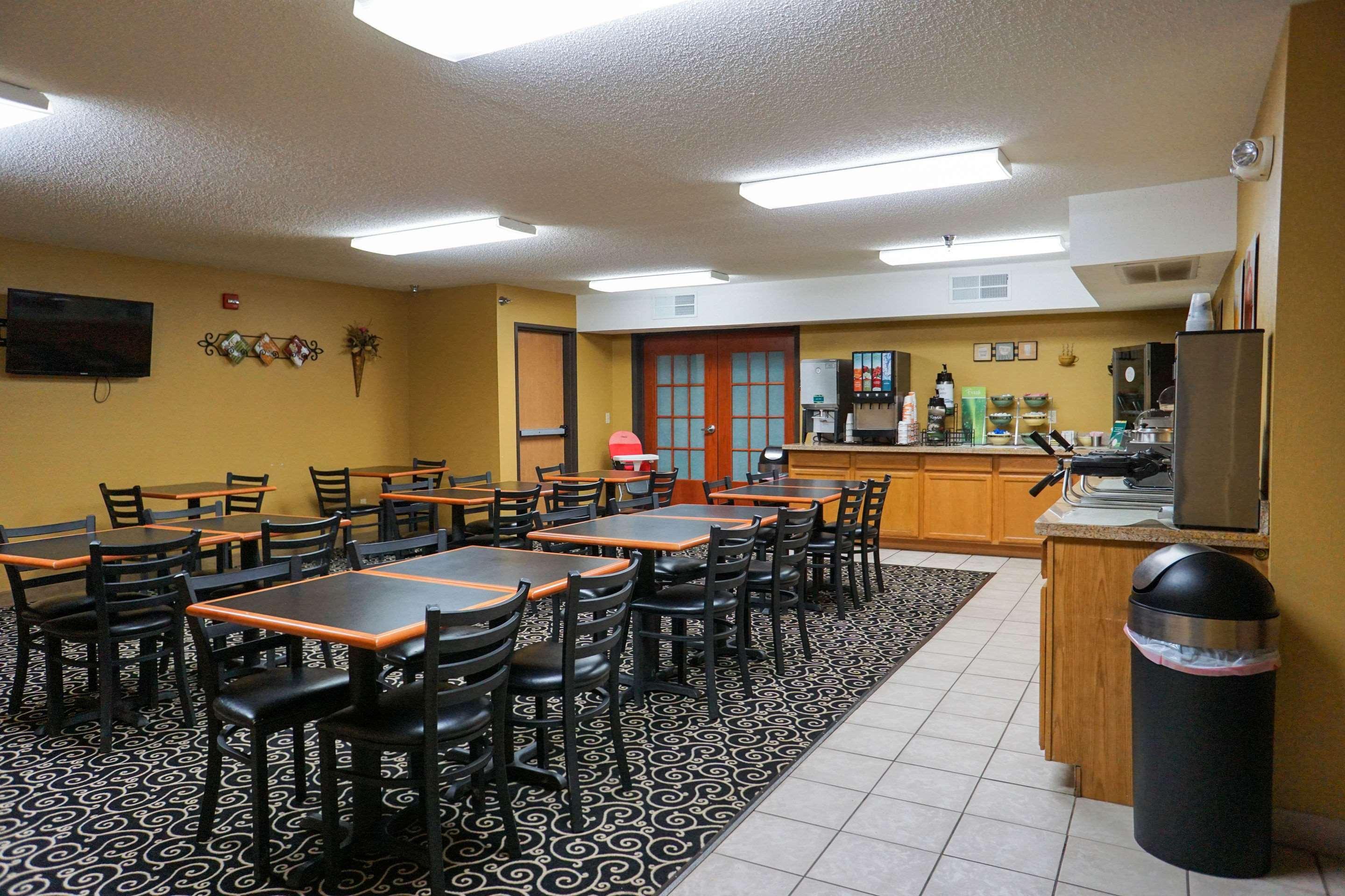 Quality Inn & Suites Watertown Near Prairie Lakes Ice Arena Extérieur photo