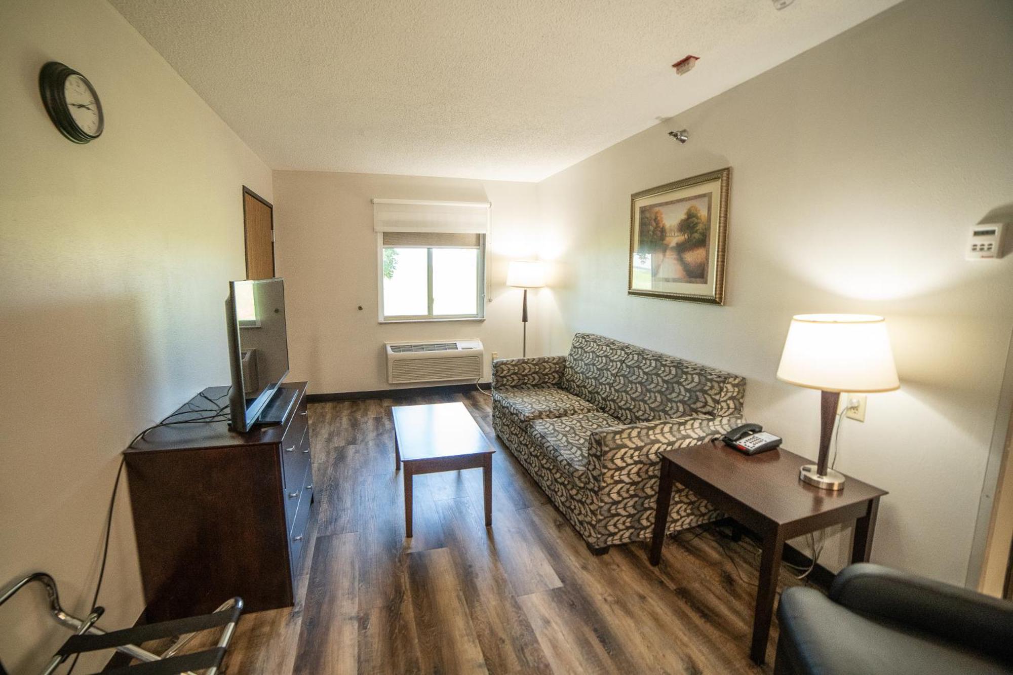 Quality Inn & Suites Watertown Near Prairie Lakes Ice Arena Extérieur photo