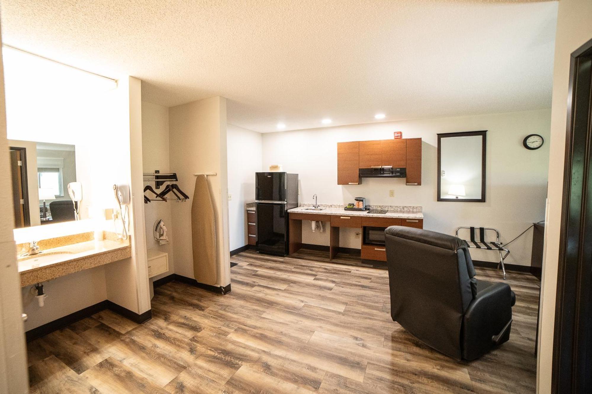 Quality Inn & Suites Watertown Near Prairie Lakes Ice Arena Extérieur photo
