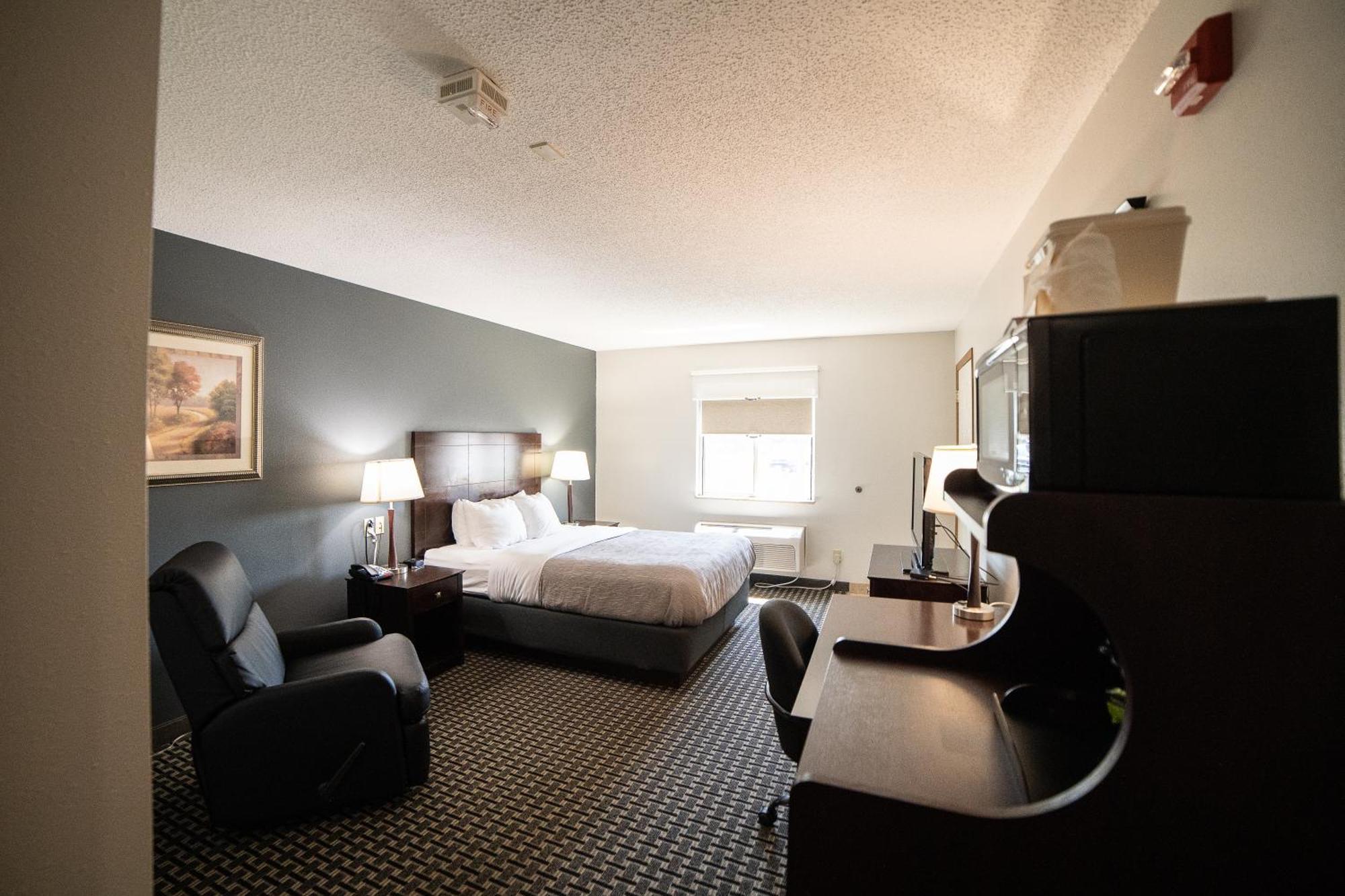 Quality Inn & Suites Watertown Near Prairie Lakes Ice Arena Extérieur photo