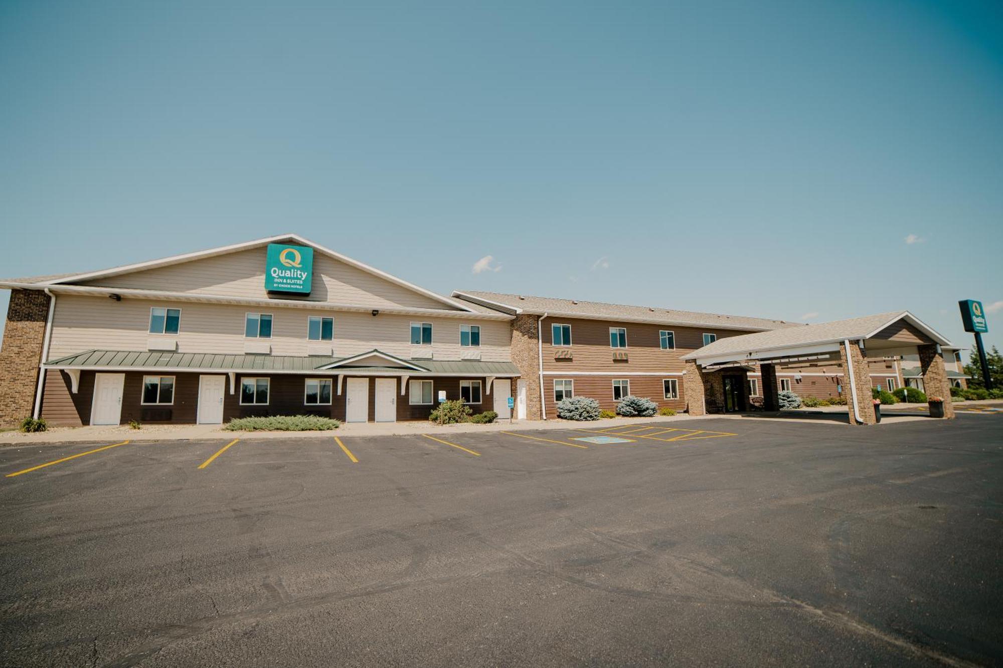 Quality Inn & Suites Watertown Near Prairie Lakes Ice Arena Extérieur photo