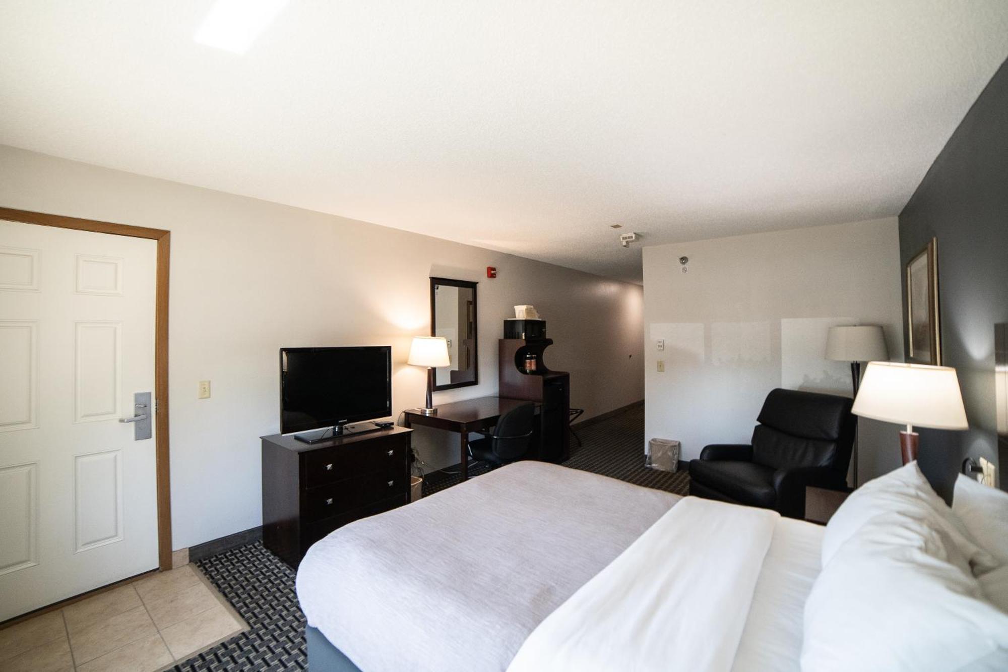 Quality Inn & Suites Watertown Near Prairie Lakes Ice Arena Extérieur photo