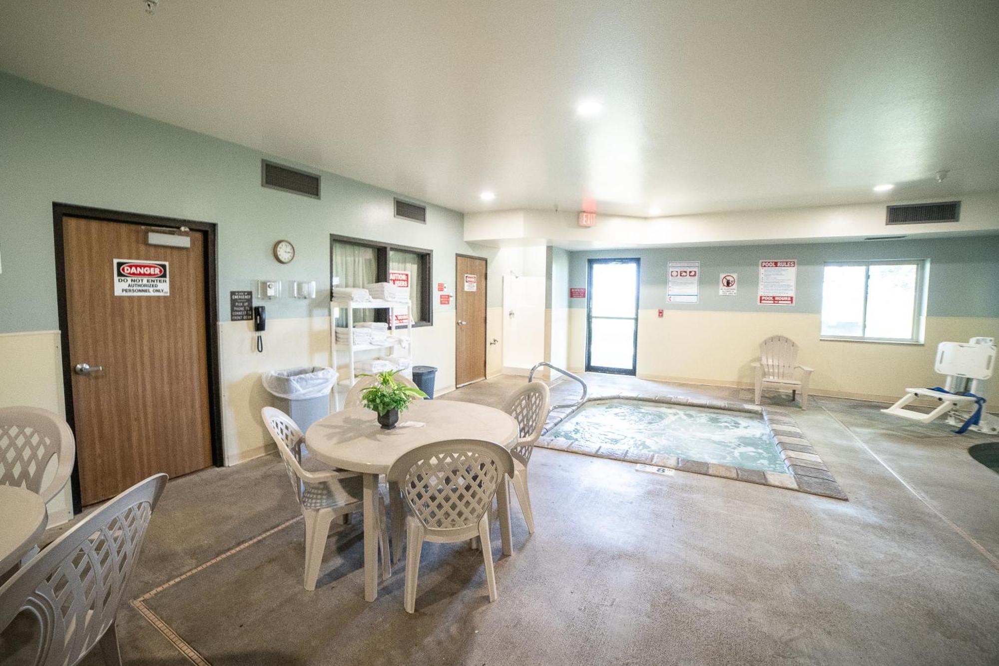 Quality Inn & Suites Watertown Near Prairie Lakes Ice Arena Extérieur photo