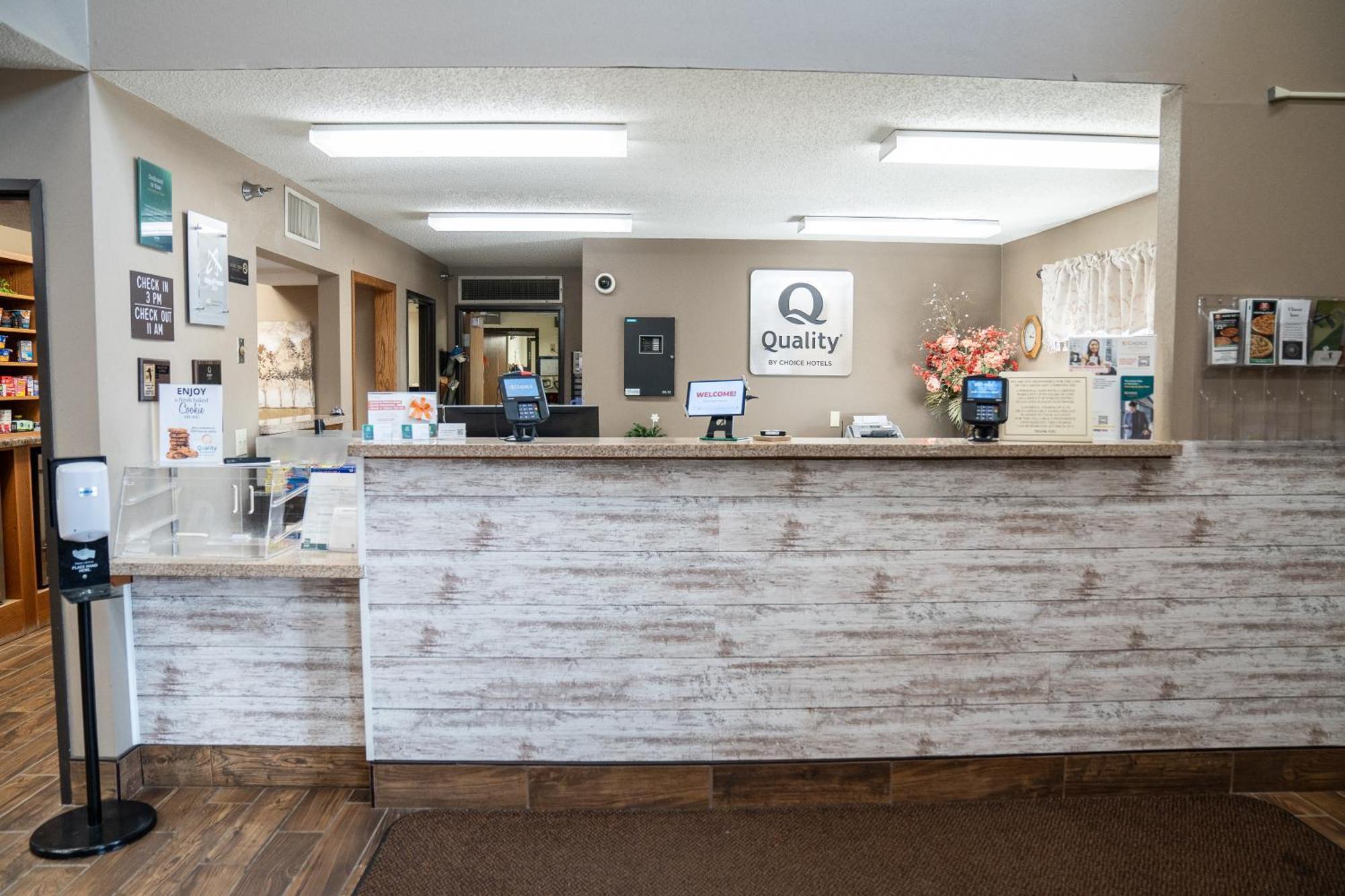 Quality Inn & Suites Watertown Near Prairie Lakes Ice Arena Extérieur photo