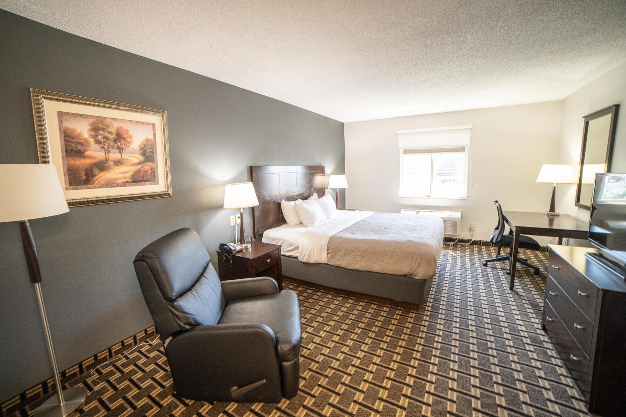Quality Inn & Suites Watertown Near Prairie Lakes Ice Arena Extérieur photo