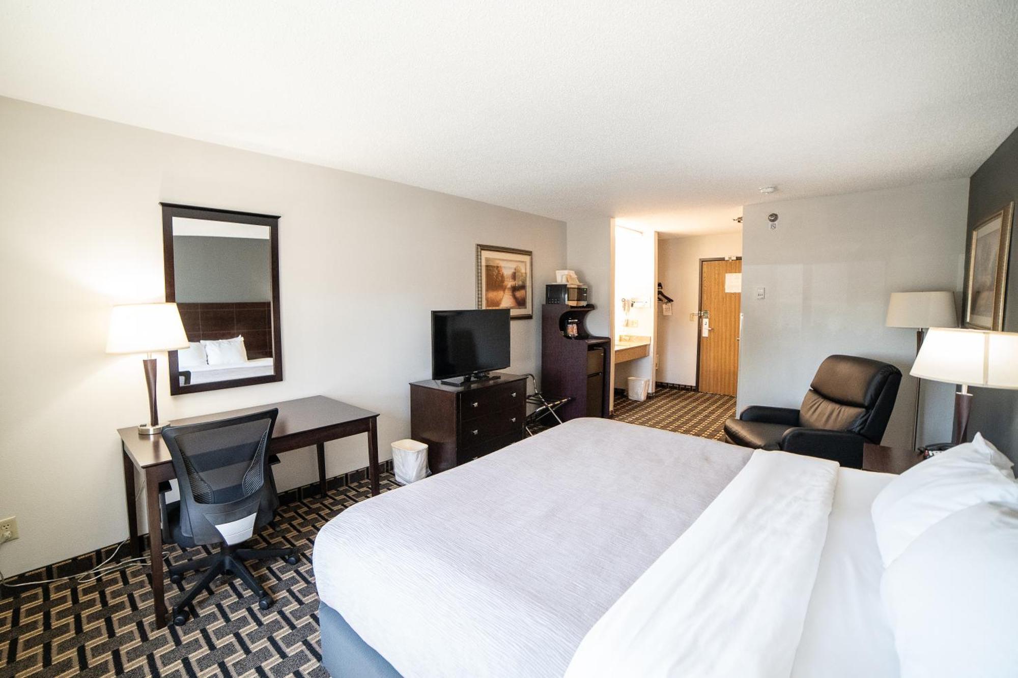Quality Inn & Suites Watertown Near Prairie Lakes Ice Arena Extérieur photo