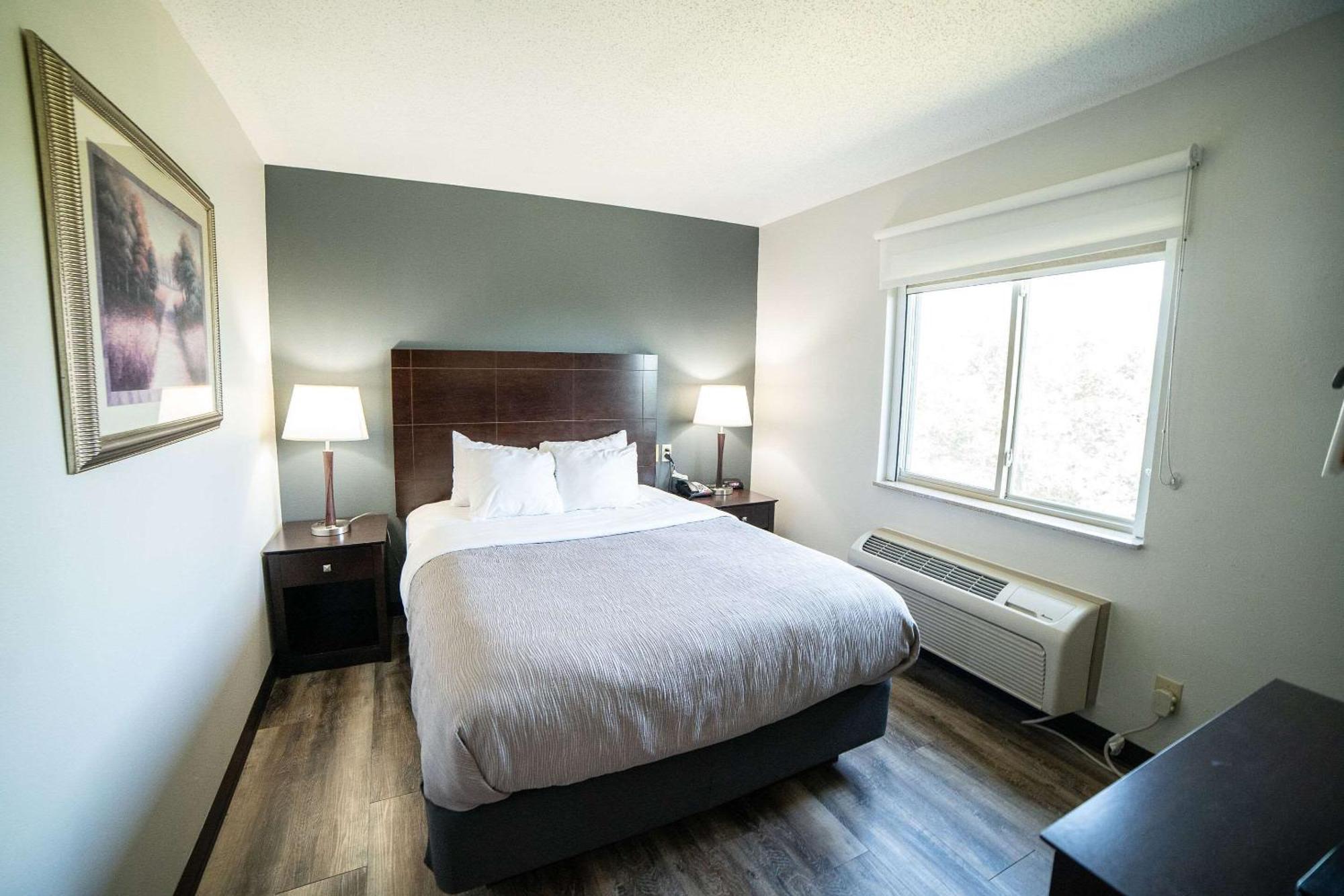 Quality Inn & Suites Watertown Near Prairie Lakes Ice Arena Extérieur photo