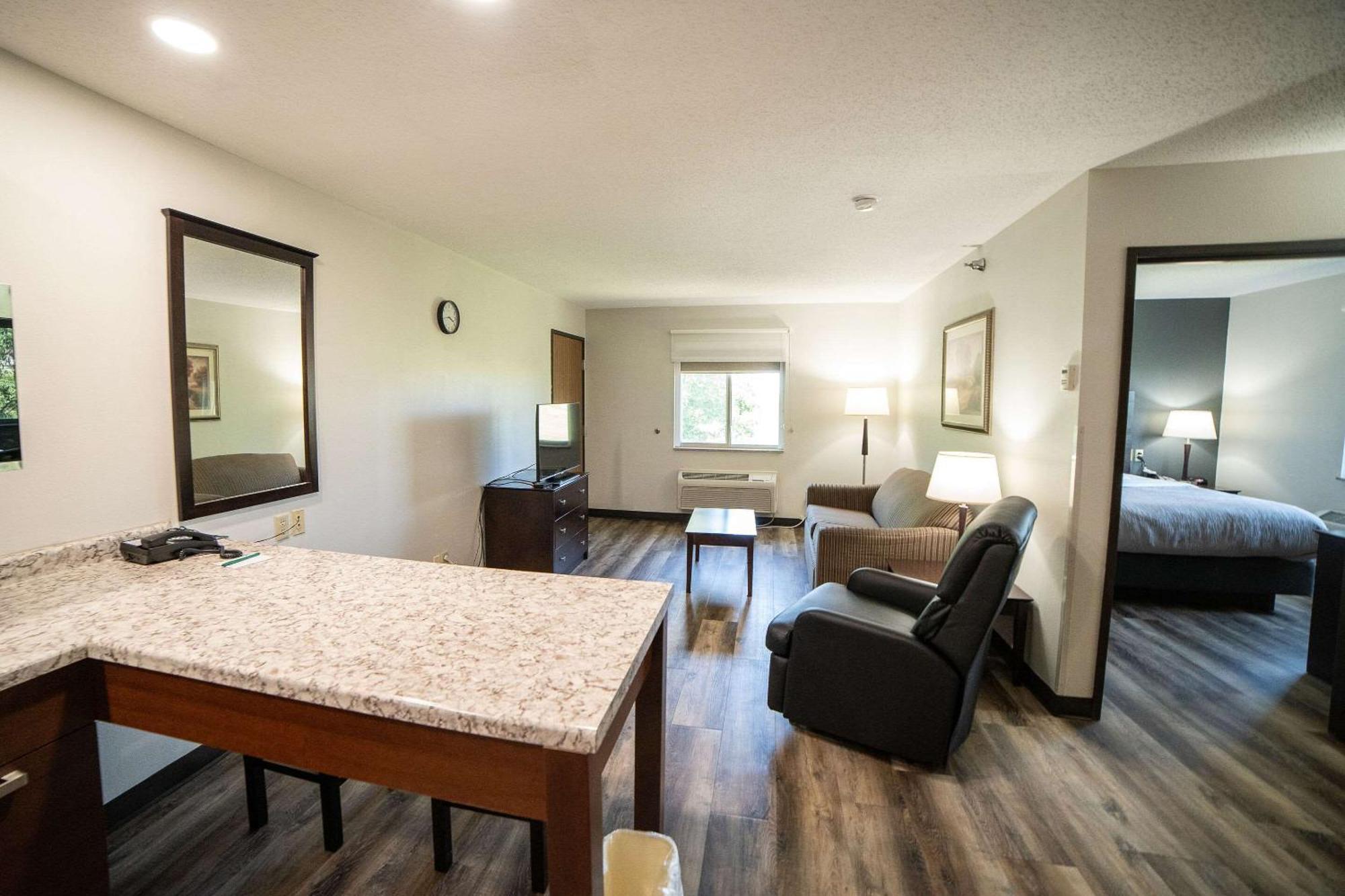 Quality Inn & Suites Watertown Near Prairie Lakes Ice Arena Extérieur photo