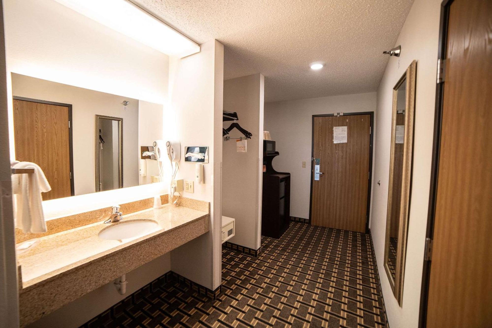 Quality Inn & Suites Watertown Near Prairie Lakes Ice Arena Extérieur photo