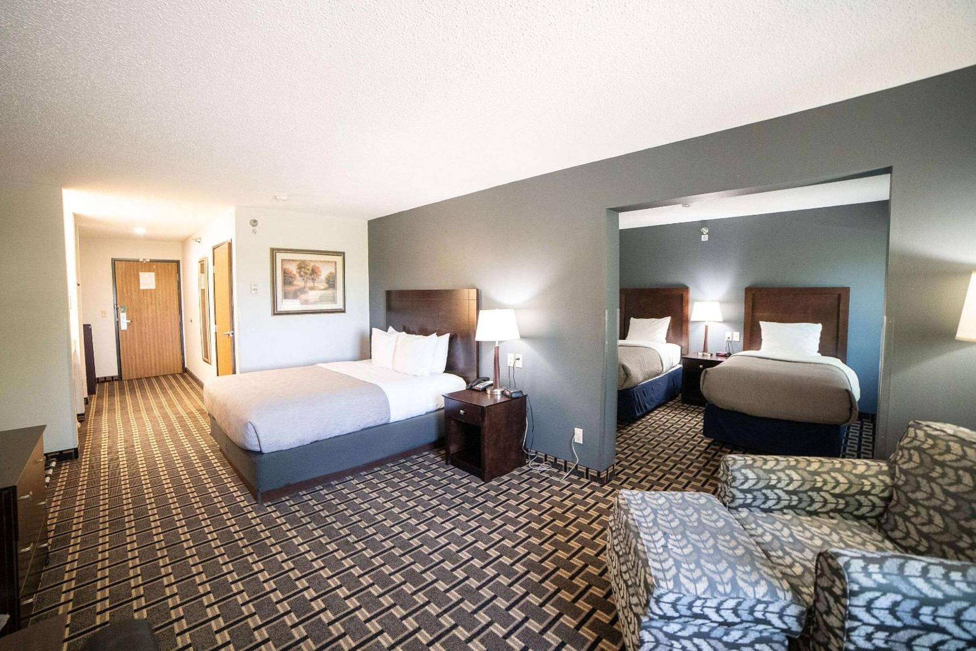 Quality Inn & Suites Watertown Near Prairie Lakes Ice Arena Extérieur photo