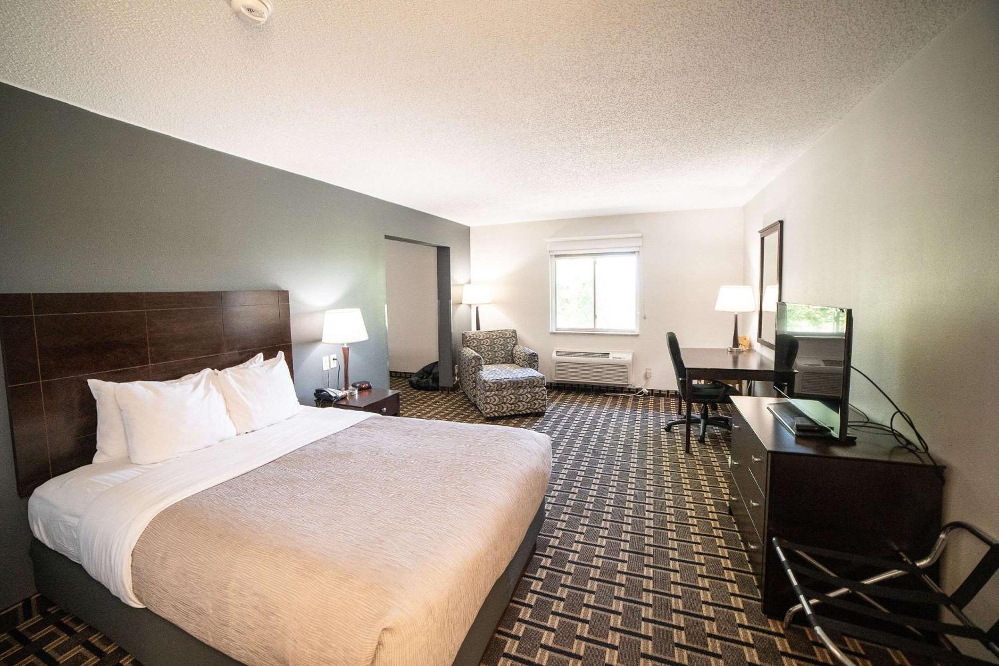 Quality Inn & Suites Watertown Near Prairie Lakes Ice Arena Extérieur photo
