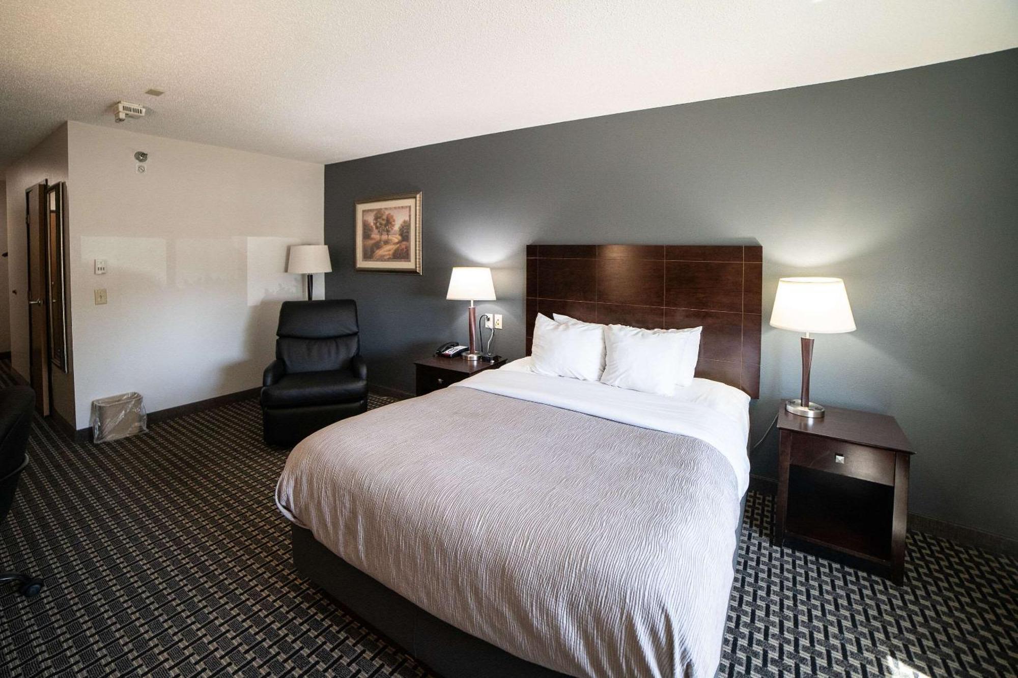 Quality Inn & Suites Watertown Near Prairie Lakes Ice Arena Extérieur photo