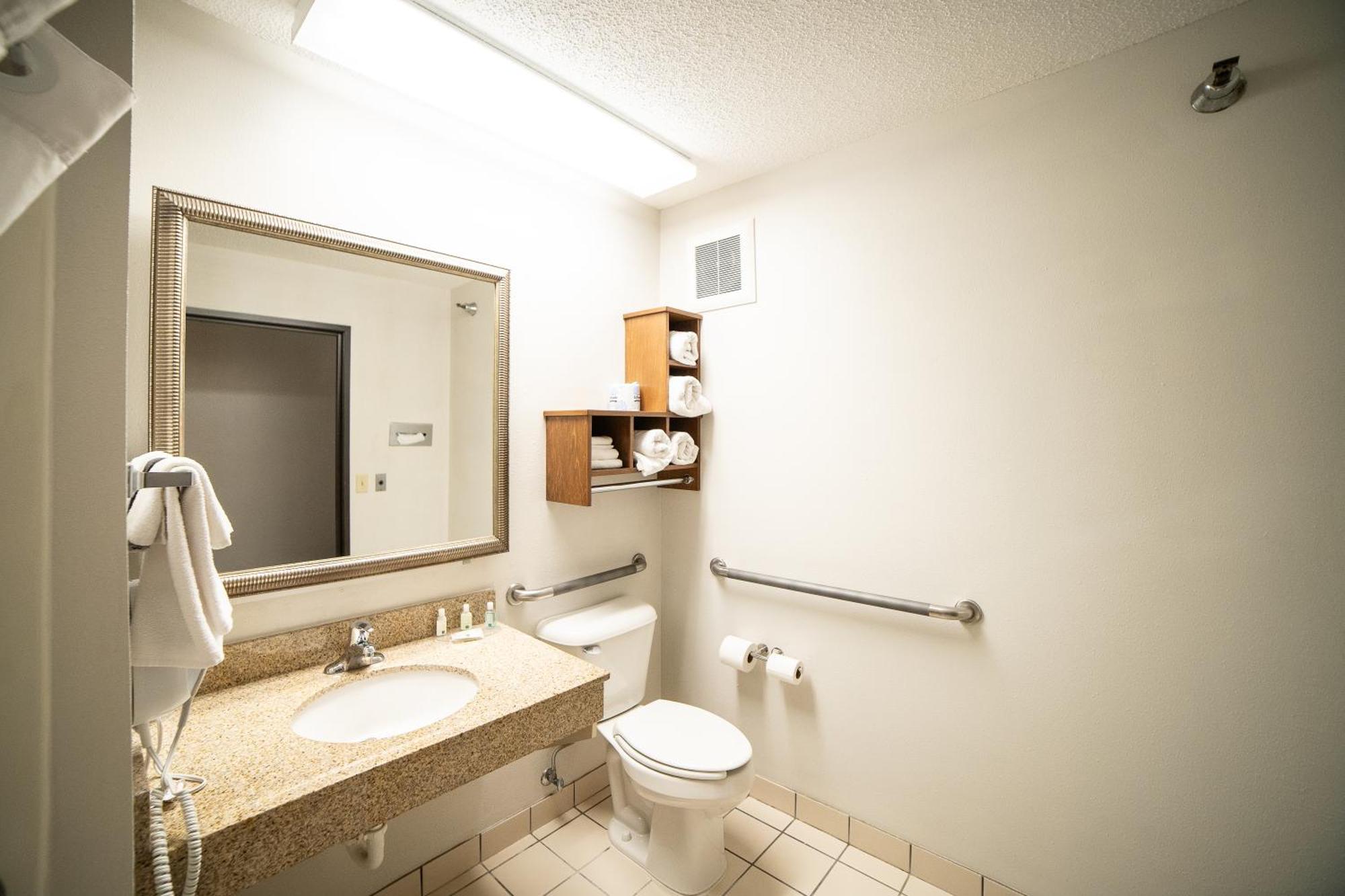 Quality Inn & Suites Watertown Near Prairie Lakes Ice Arena Extérieur photo