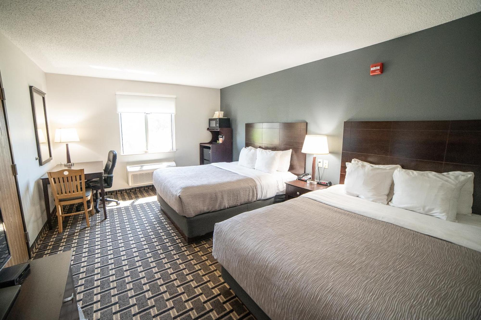 Quality Inn & Suites Watertown Near Prairie Lakes Ice Arena Extérieur photo