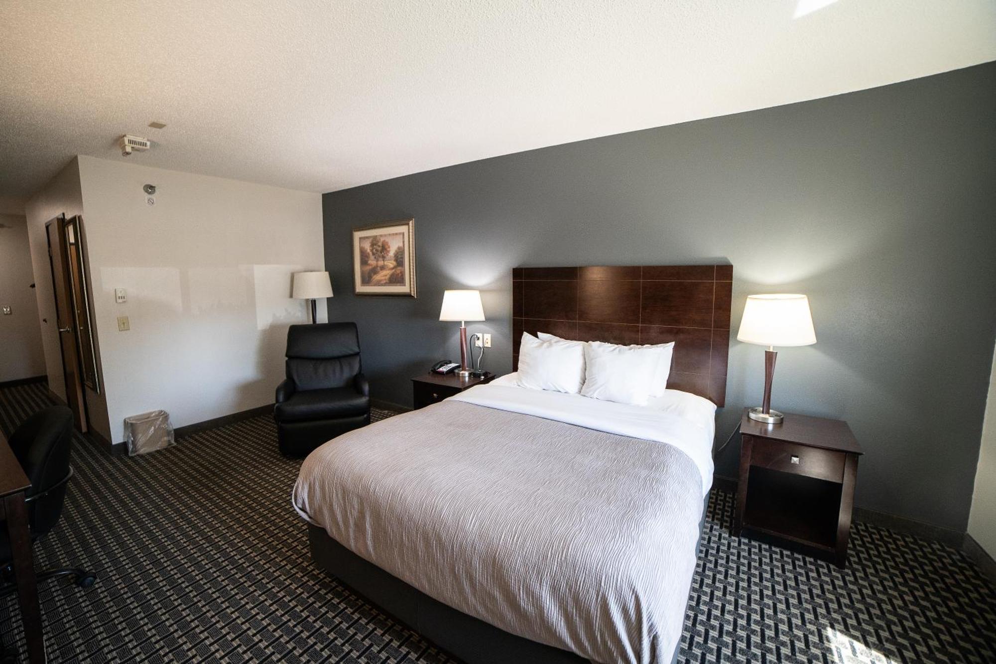 Quality Inn & Suites Watertown Near Prairie Lakes Ice Arena Extérieur photo