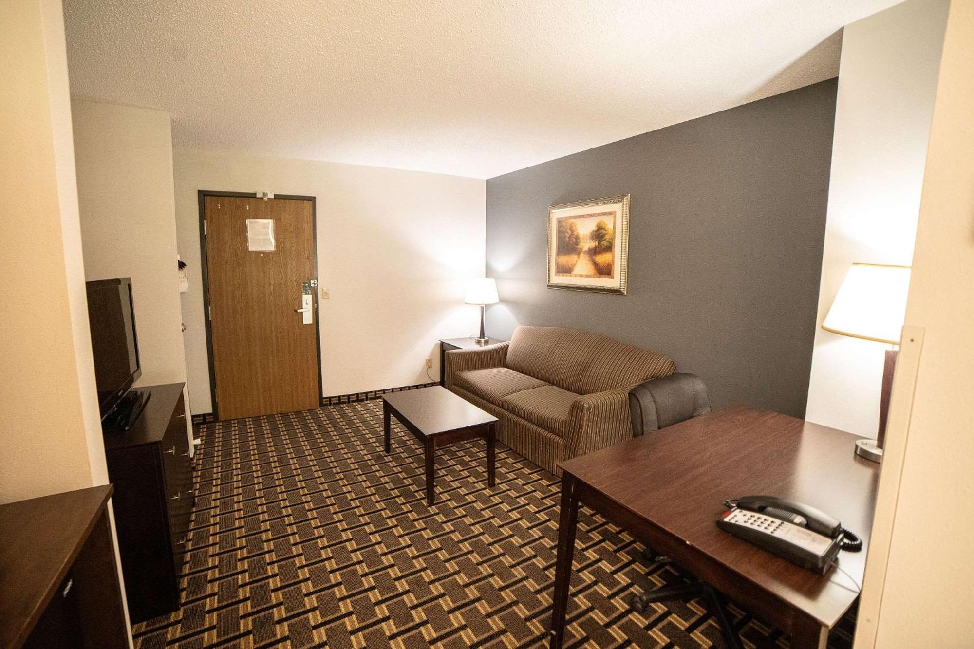 Quality Inn & Suites Watertown Near Prairie Lakes Ice Arena Extérieur photo