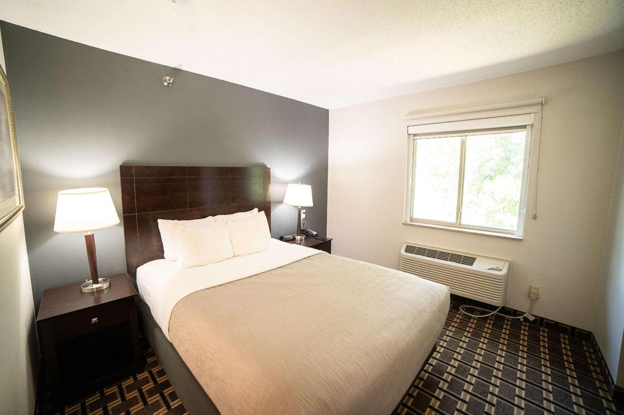 Quality Inn & Suites Watertown Near Prairie Lakes Ice Arena Extérieur photo