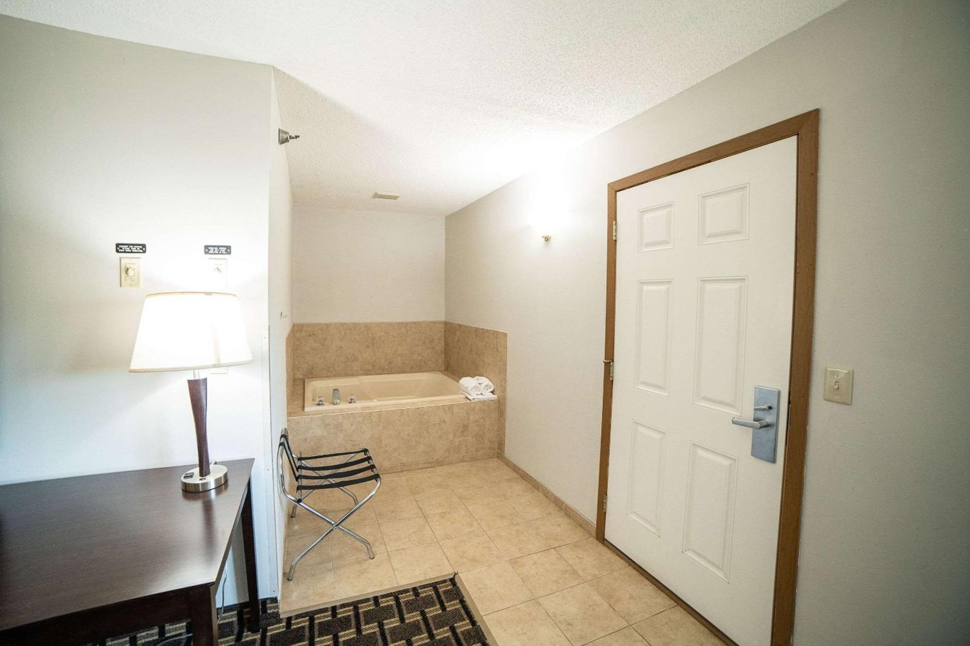 Quality Inn & Suites Watertown Near Prairie Lakes Ice Arena Extérieur photo