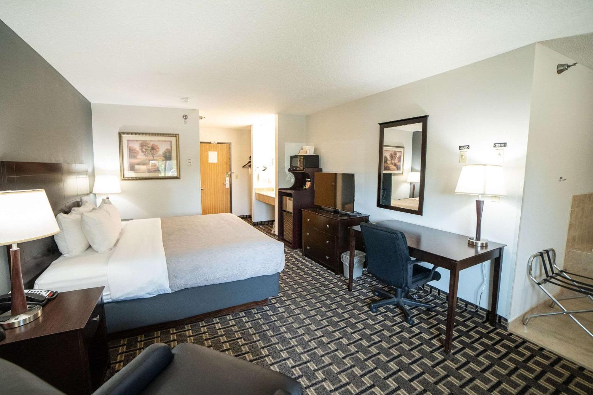 Quality Inn & Suites Watertown Near Prairie Lakes Ice Arena Extérieur photo
