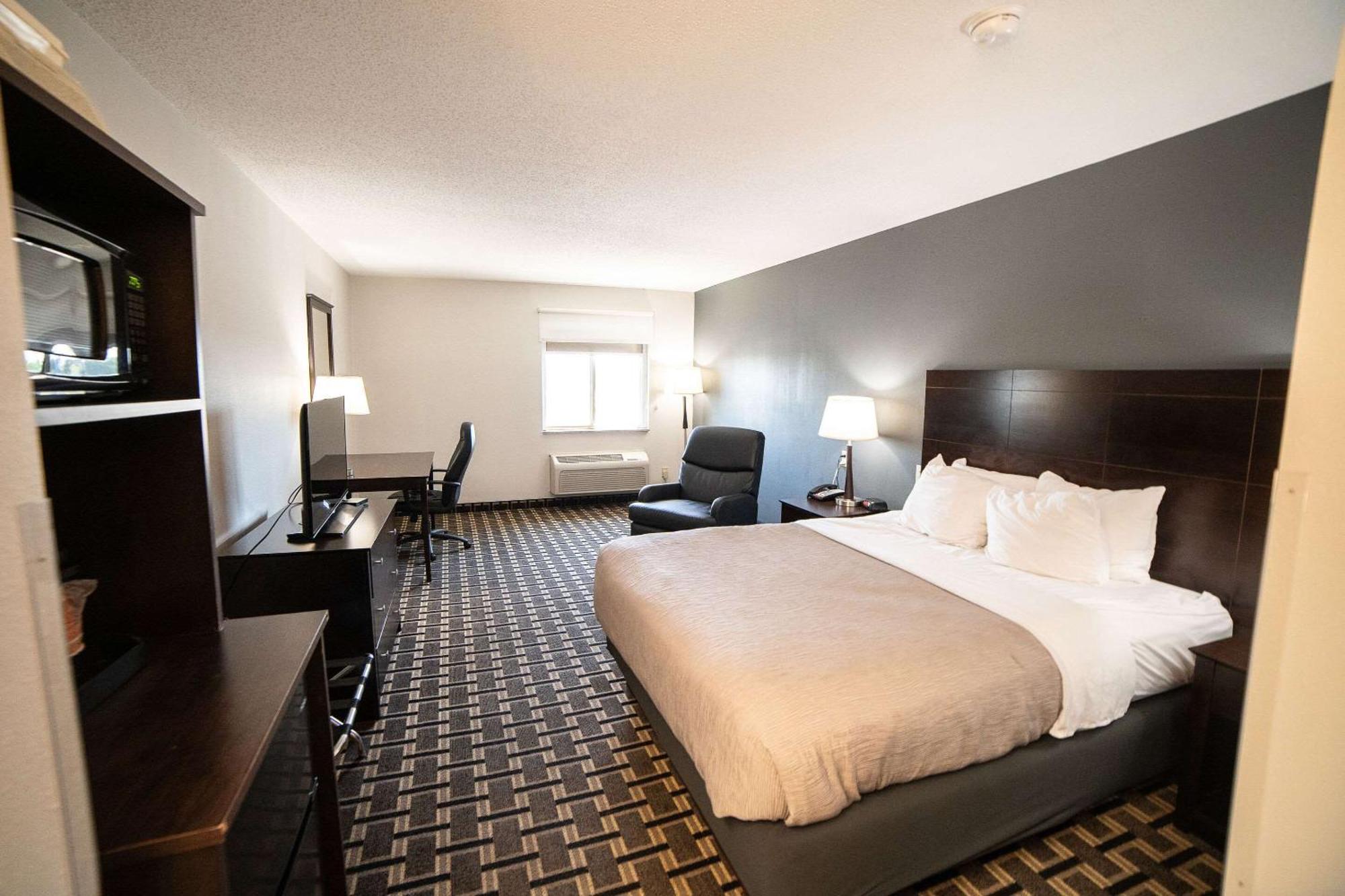 Quality Inn & Suites Watertown Near Prairie Lakes Ice Arena Extérieur photo