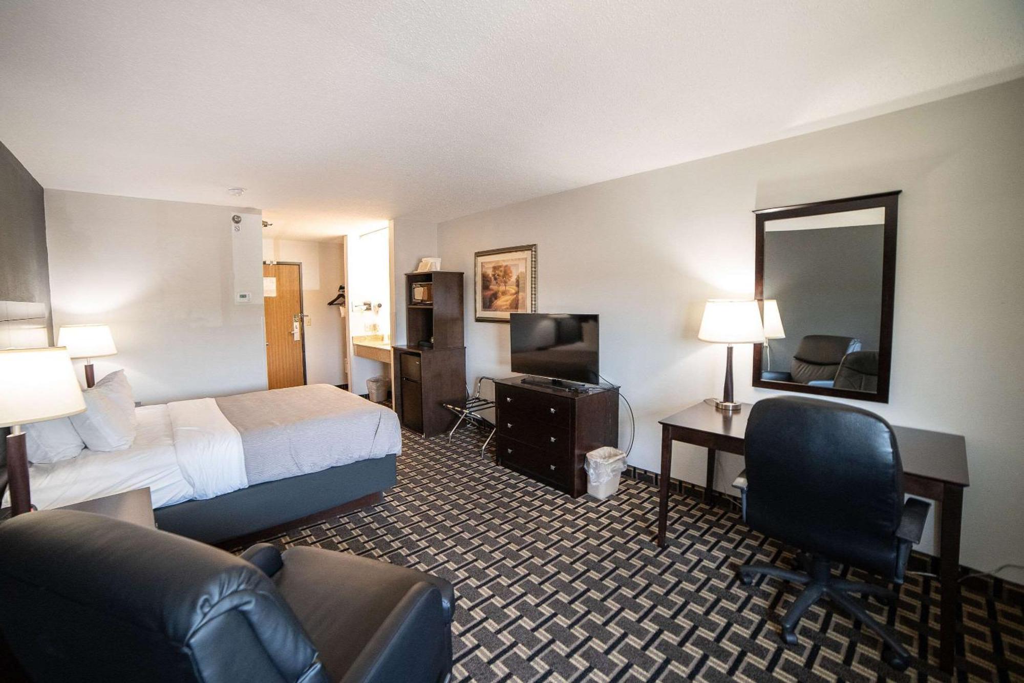 Quality Inn & Suites Watertown Near Prairie Lakes Ice Arena Extérieur photo