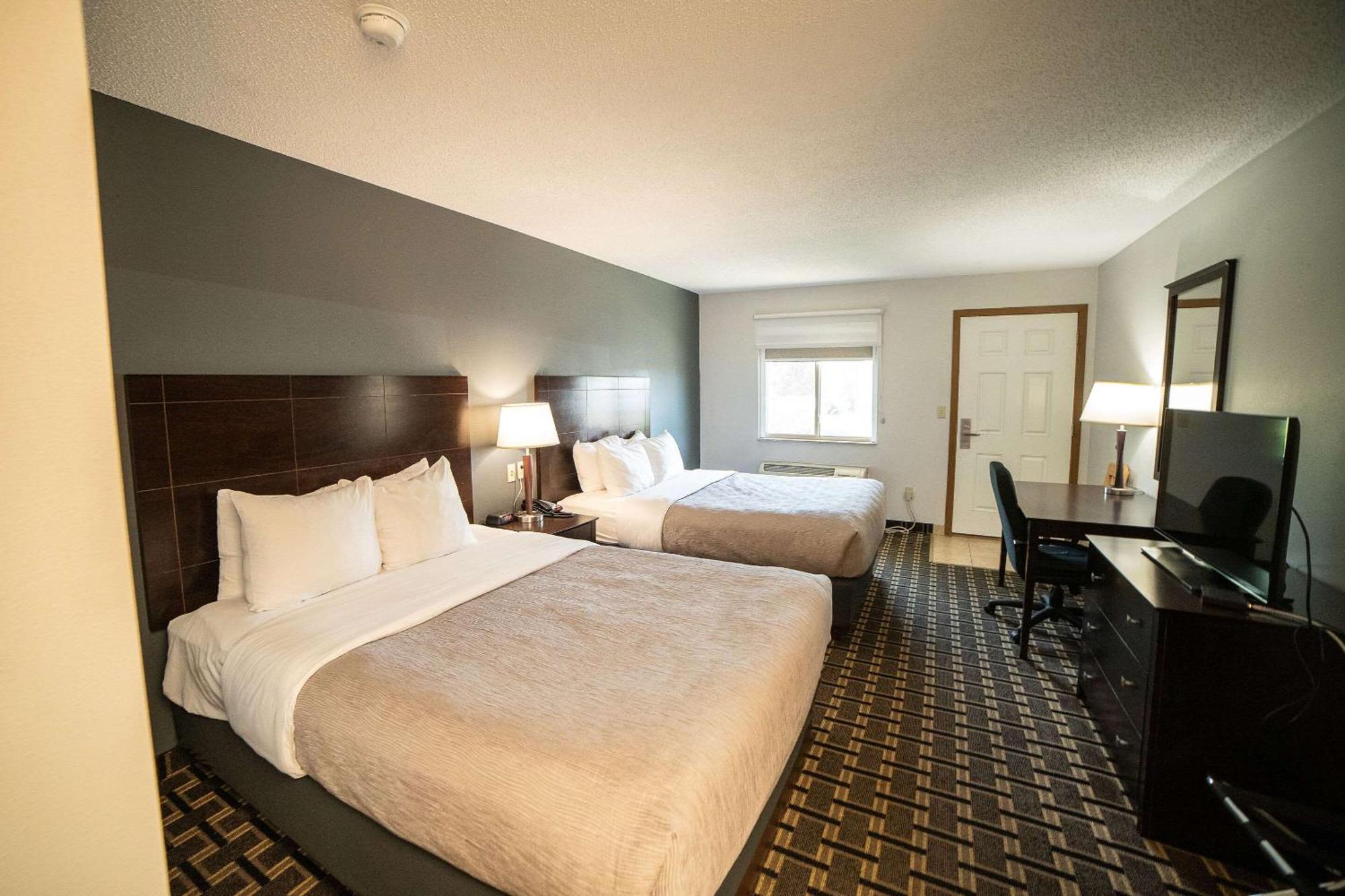 Quality Inn & Suites Watertown Near Prairie Lakes Ice Arena Extérieur photo